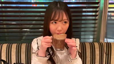 És una amiga que pertanyia al mateix club de la universitat. I és la noia més atractiva del club. Aquest és un ambient sexy japonès.